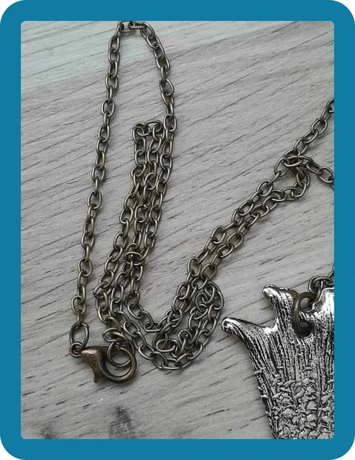 Pendant necklace that represents the Volturi Family in the twilight saga. – photo 4
